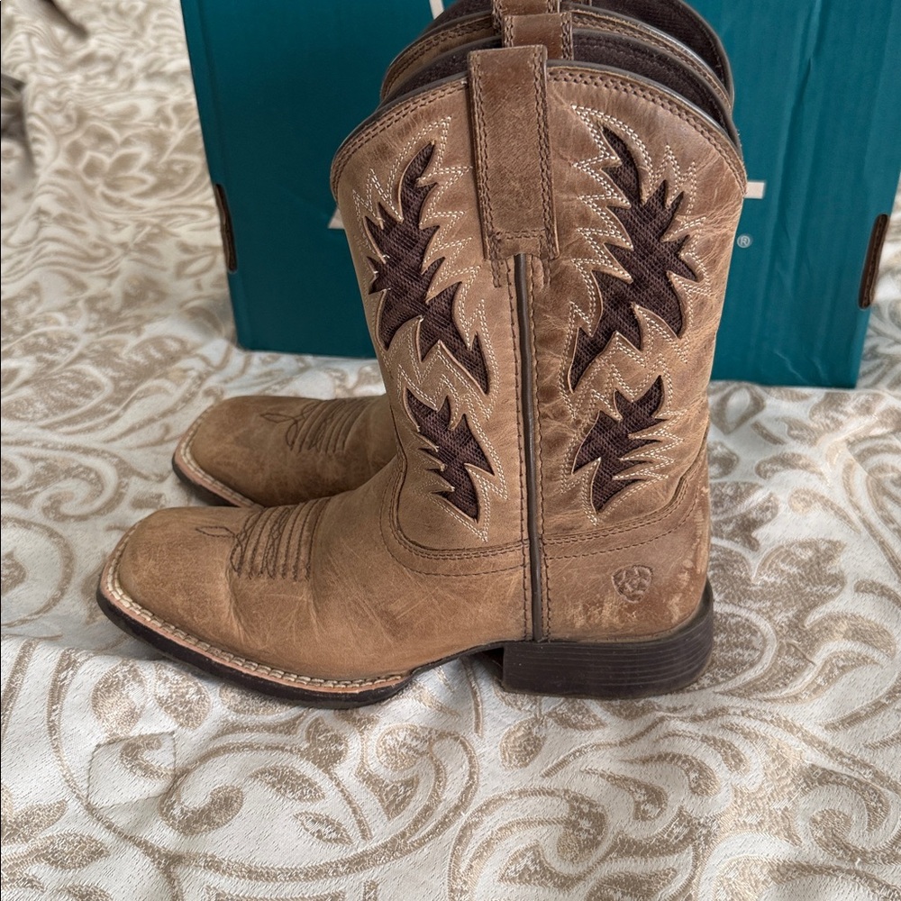Ariat Tan Western Boots with Dark Brown Accents - Picture 3 of 4